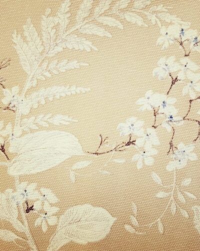 Beige med hvide blomster, 280 cm. bred