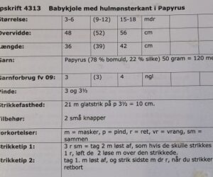 Babykjole med hulmønsterkant i Papyrus, 4313 -