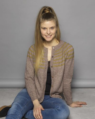 Katmandu cardigan med rundt bærestykke, 4408