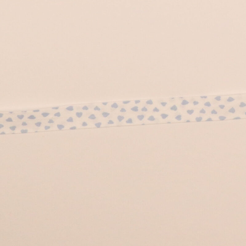 20 mm skråbånd - Hvid m. lyseblå hjerter -