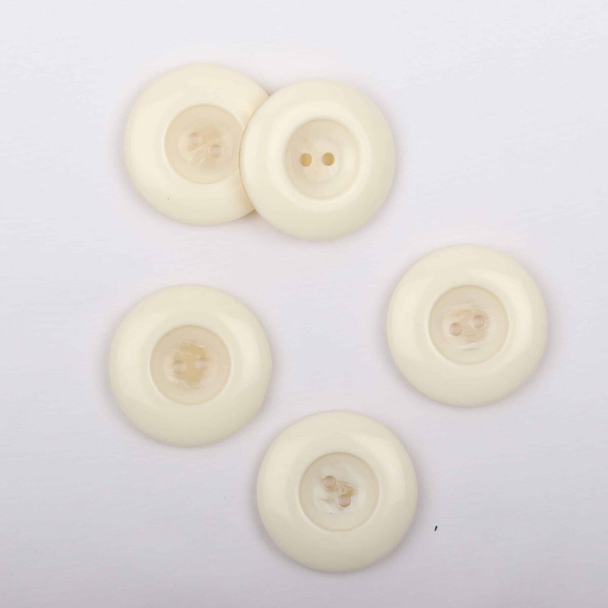 Flødefarvet tyk knap, ø 40 mm