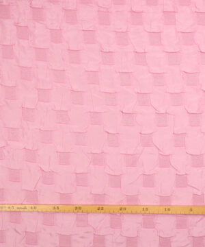 Kvadrater i lyserød - Polyester - Info mangler