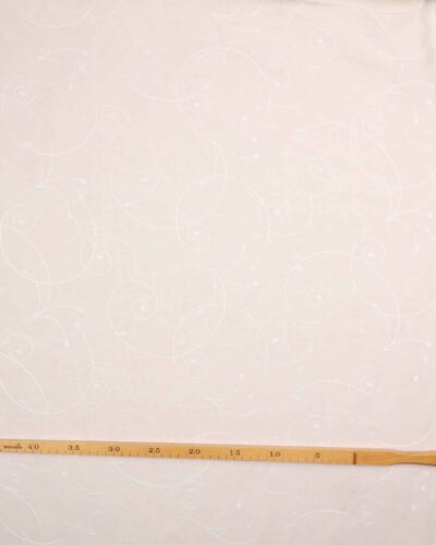 Hvid m. broderet mønster og tungekant langs ægkanter