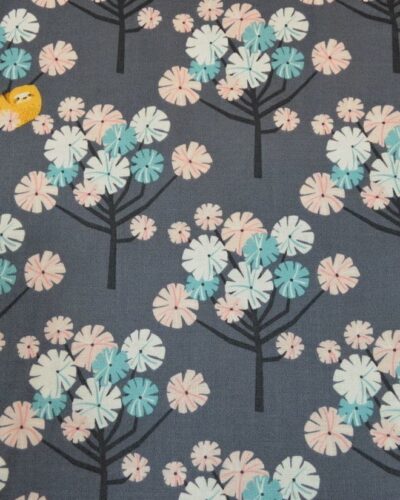 Grå, træ med blomster og en fugl