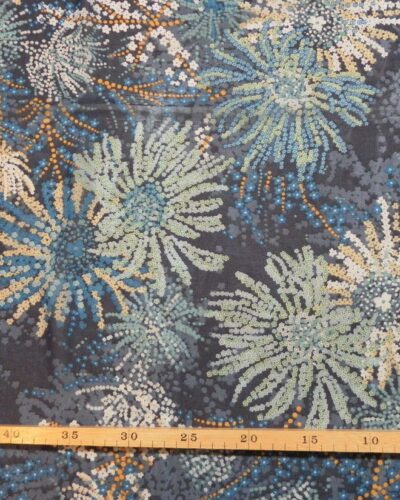 Flerfarvet blomster på blå bund - Chiffon, viskose/polyester