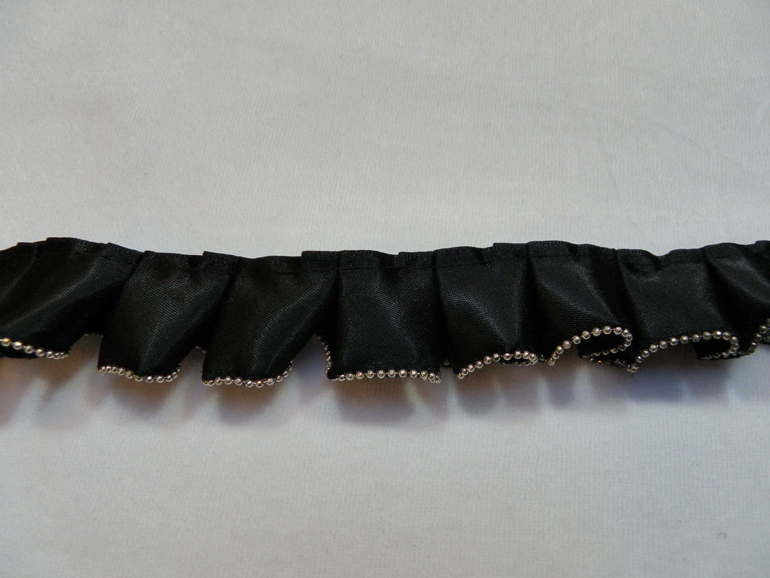 Sort silkebånd m. flæser og metalkant - 25 mm