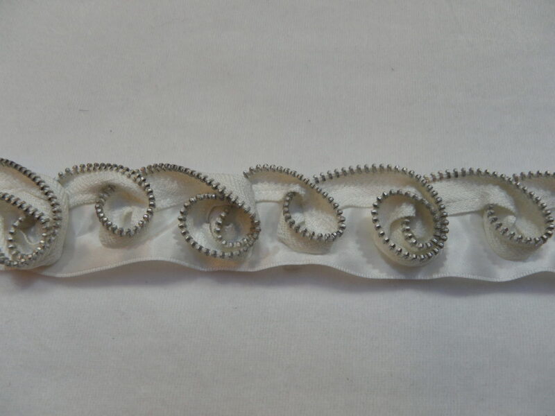 Lynlås i snirkler på hvidt satinbånd, 35 mm -