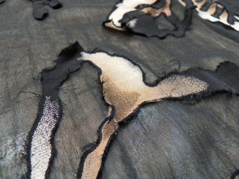 Creme/brunt mønster på sort bund, Polyester - Info mangler