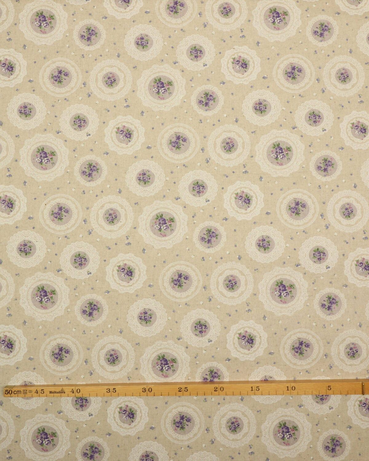 Lilla blomster på naturfarvet bund - Patchwork - Billede 3