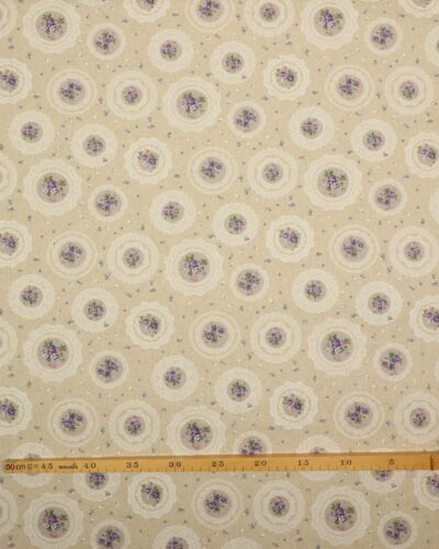 Lilla blomster på naturfarvet bund - Patchwork