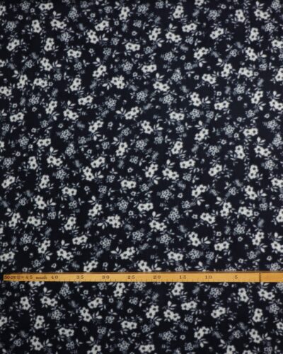 Hvide blomster på mørkeblå - Fleece