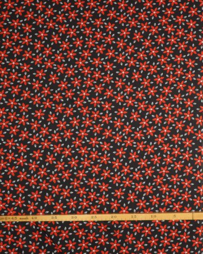 Rød blomst på sort - Patchwork