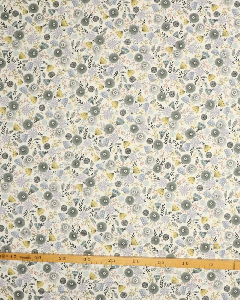 Tegnet blomster på hvid - Patchwork - RJR Fabrics