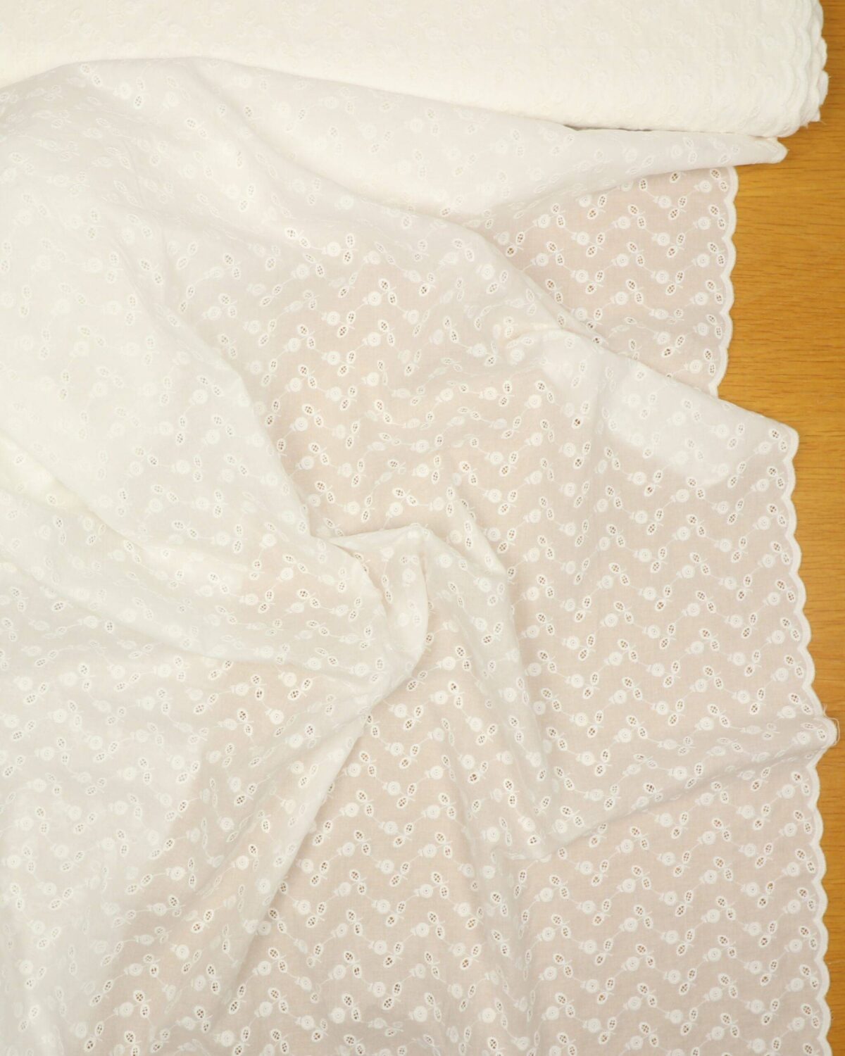 Lille blomst, offwhite - Broderie Anglaise