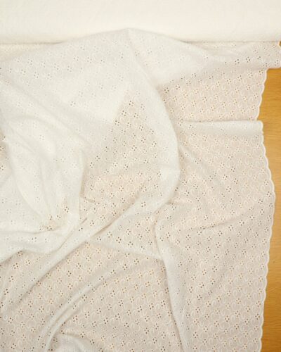 Mønster m. huller, let offwhite - Broderie Anglaise