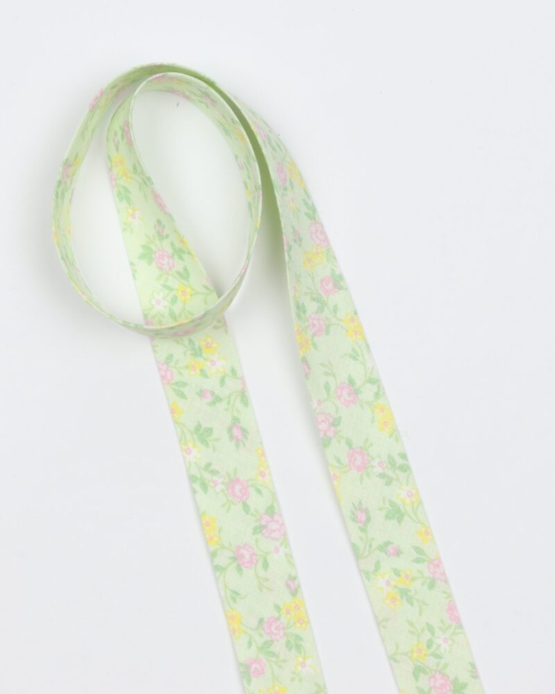 Blomster på lysegrøn bund - 20 mm skråbånd -