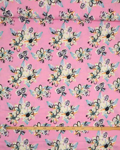 Tegnet blomster på lyserød - Viskose 7 Tegnet blomster på lyserød - Viskose