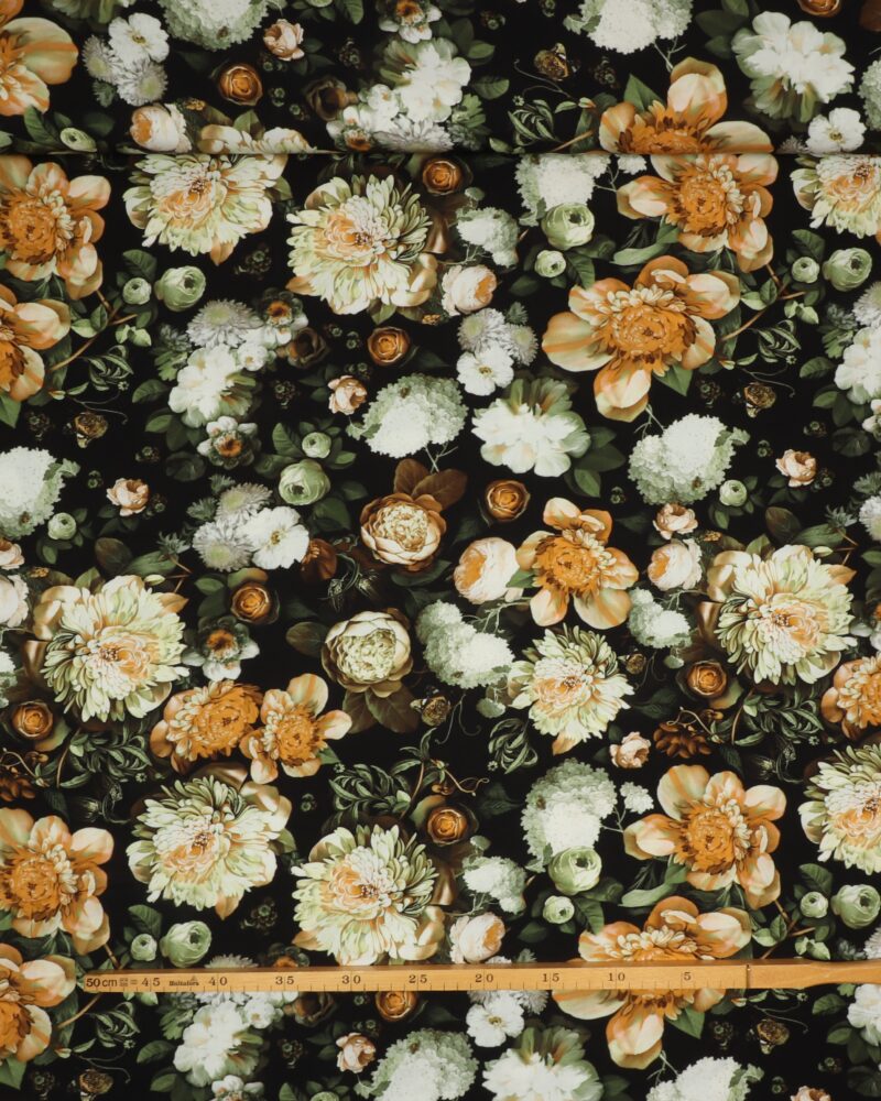 Store blomster på sort - Twillvævet Viskose - Info mangler