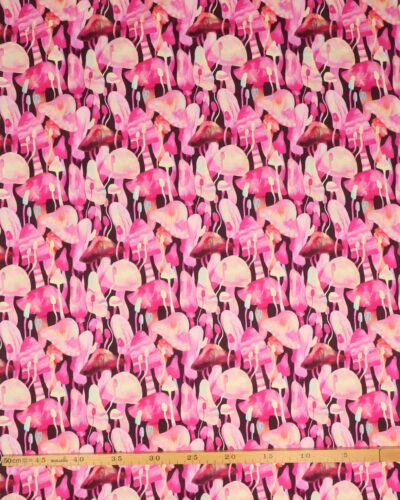 Luminous daydream, Svampe på auberginefarvet bund - Patchwork 7 Luminous daydream, Svampe på auberginefarvet bund - Patchwork