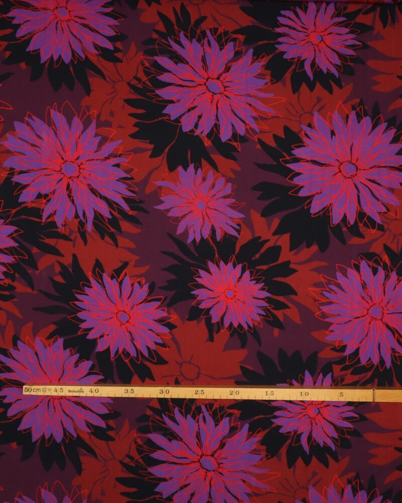 Blomst i sort/lilla/rød på rustfarvet bund - Twillvævet viskose - Ukendt
