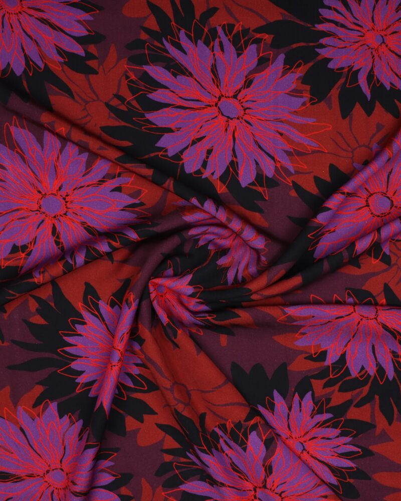 Blomst i sort/lilla/rød på rustfarvet bund - Twillvævet viskose - Ukendt