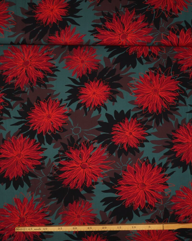 Blomst i sort/og røde farver på grøn bund - Twillvævet viskose - Ukendt