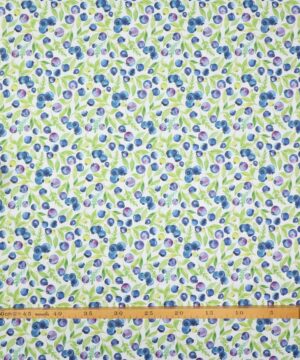 Blåbær og grønne blade på hvid bund - Patchwork - Paintbrush studio fabrics