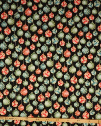 Røde/grønne/blå julekugler på sort - Patchwork