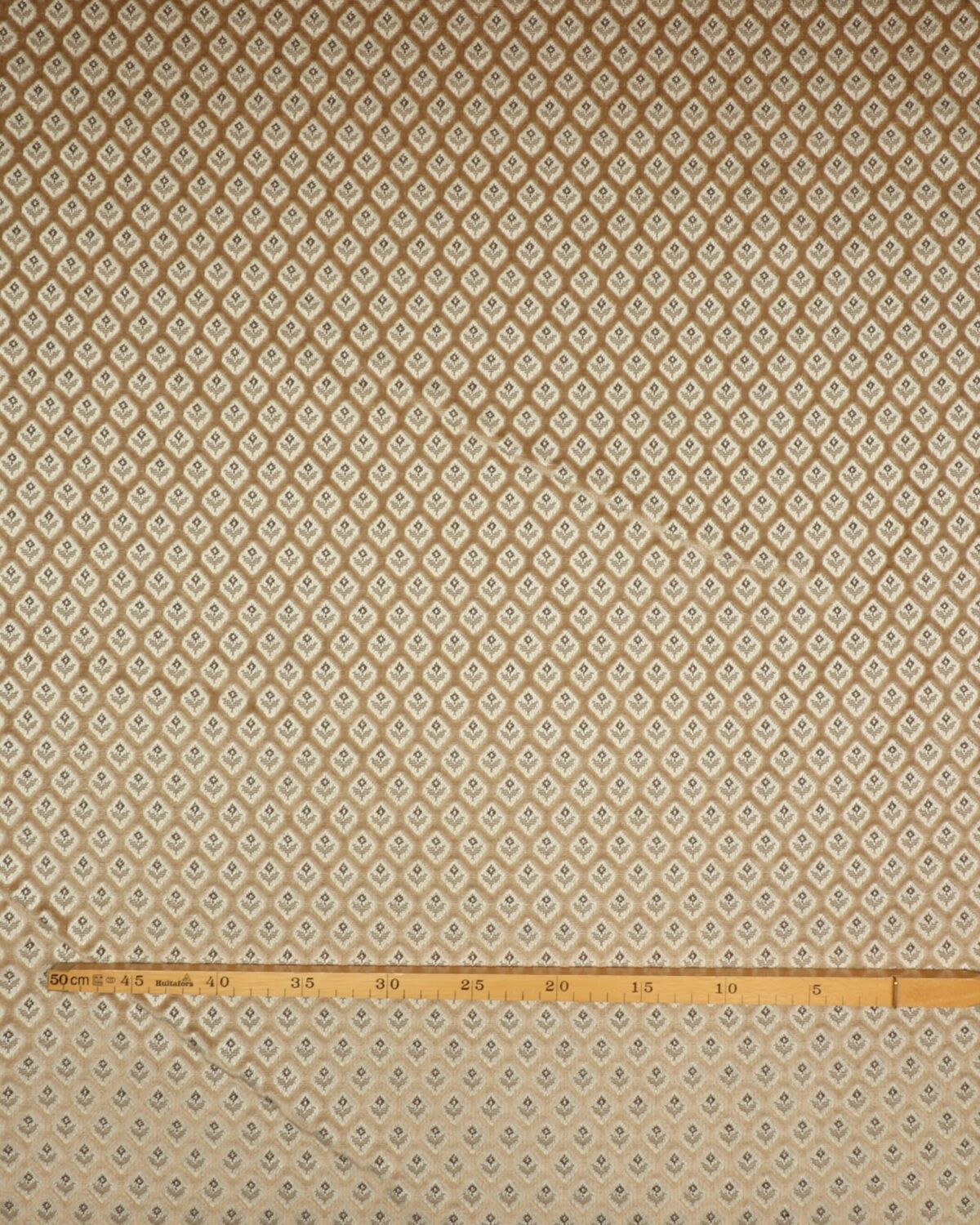 Lille brun blomst i rombe med beige velourkant - Møbelstof - Billede 3