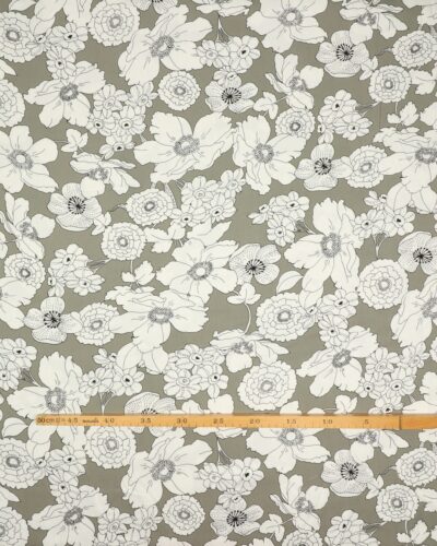 Hvide blomster på lys grå bund - Twillvævet viskose 7 Hvide blomster på lys grå bund - Twillvævet viskose