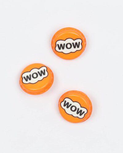 Orange kapsel med teksten, wow - 22 mm
