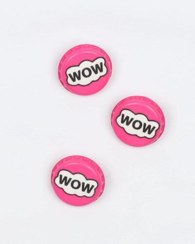 Pink kapsel med teksten, wow - 22 mm