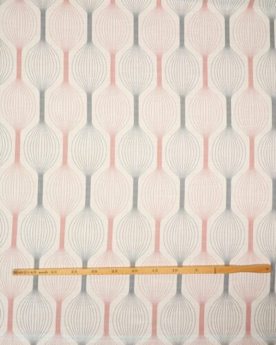 Hvid med gråt og rødt mønster