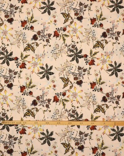 Blomster på pudderfarvet bund, m. sølvtråd - Viskose