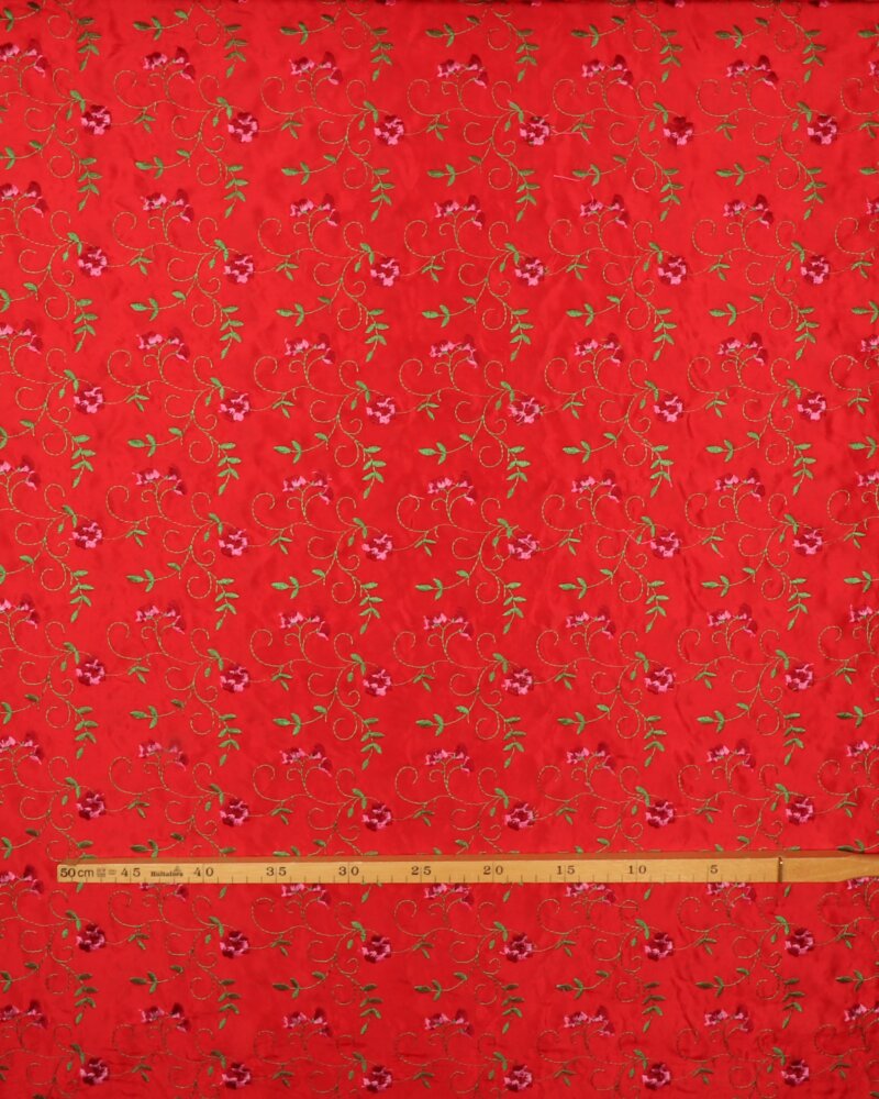 Rød med broderet blomster - Polyester - Info mangler