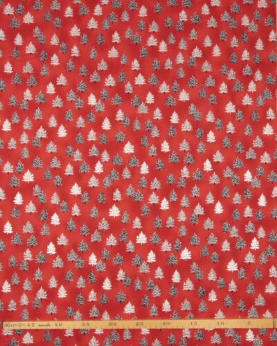 Grantræer i grå og sølv på rød - Patchwork 7 Grantræer i grå og sølv på rød - Patchwork