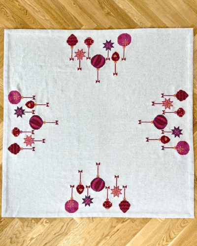 Rød jul med stil - ca. 140x140 cm
