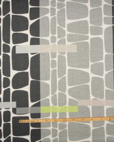 Let lyst gardin m. gråt/koksgråt mønster 9 Let lyst gardin m. gråt/koksgråt mønster