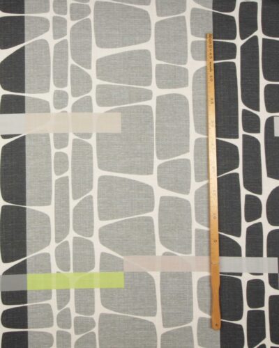 Let lyst gardin m. gråt/koksgråt mønster 8 Let lyst gardin m. gråt/koksgråt mønster