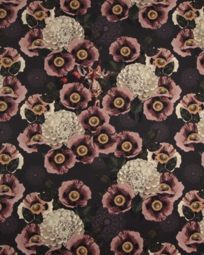 Giraf gemmer sig blandt blomster - Jersey