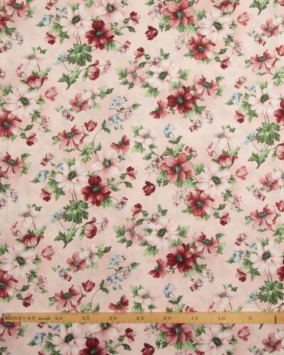 Softly, blomster i røde nuancer på lyserød - Patchwork 7 Softly, blomster i røde nuancer på lyserød - Patchwork