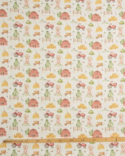 Rød traktor, lade og høballer på hvid - Double Gauze/musselin stof 7 Rød traktor, lade og høballer på hvid - Double Gauze/musselin stof