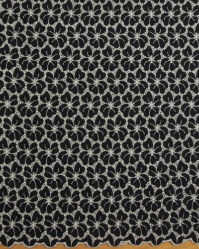 Mørkeblå blomster med hvidt broderi - Broderie Anglaise