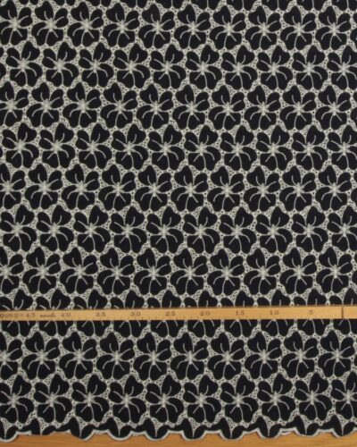 Mørkeblå blomster med hvidt broderi - Broderie Anglaise