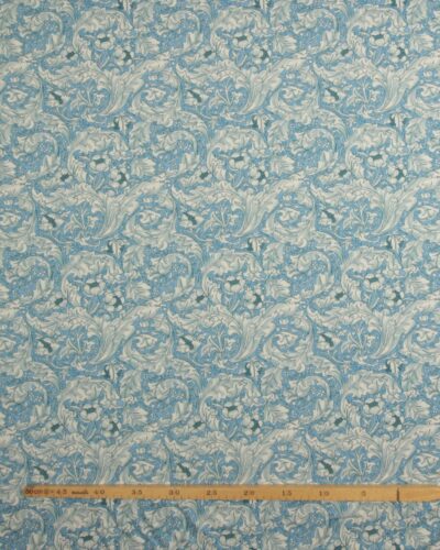 Flødefarvet planteornamentik på blå - Jersey