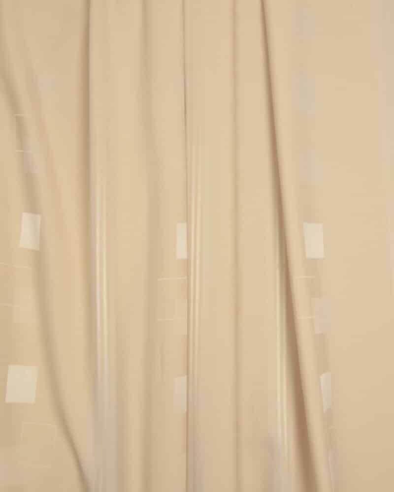 Lys beige med blanke felter og striber
