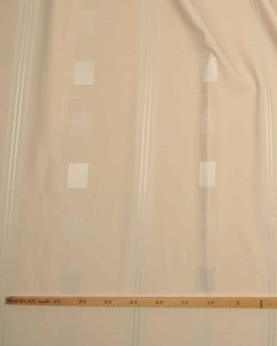 Lys beige med blanke felter og striber