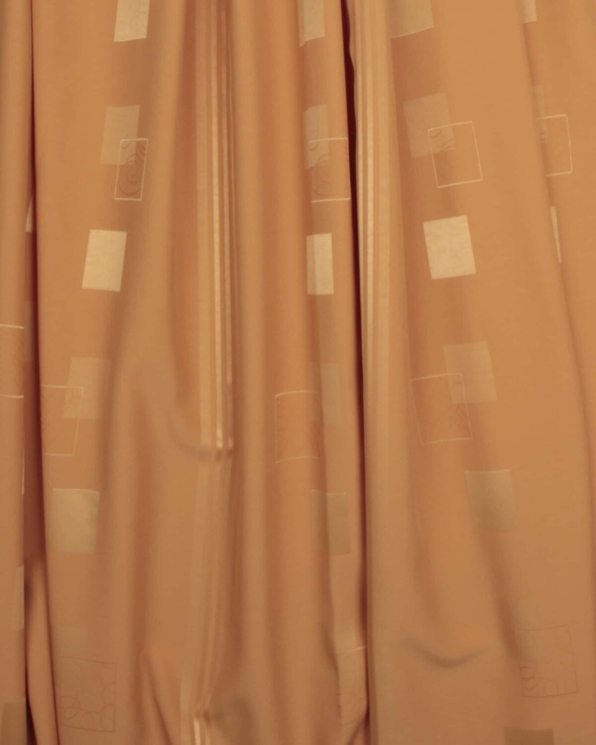Orange med blanke felter og striber