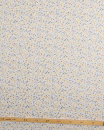 Fields og gold, små blomster på lysegrå - Patchwork 7 Fields og gold, små blomster på lysegrå - Patchwork