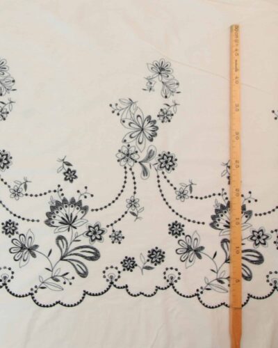 Offwhite m. broderi langs ægkant - Bomuld